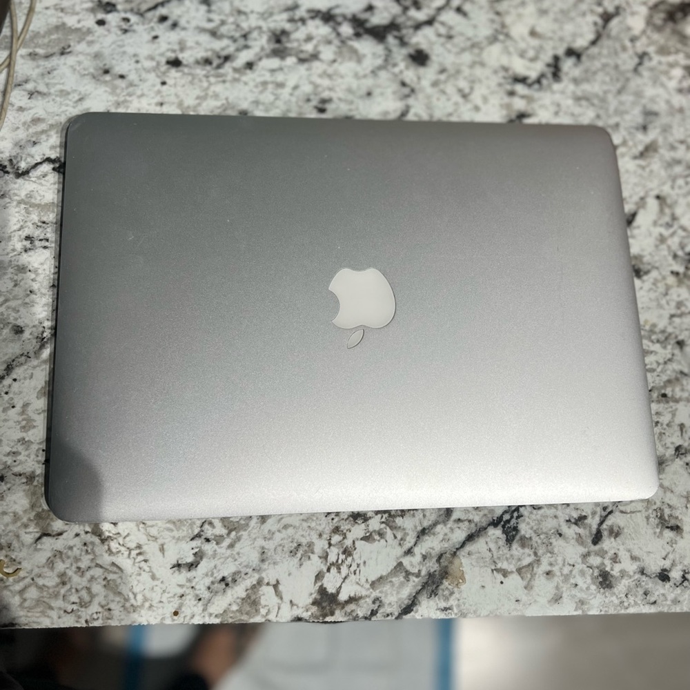 APPLE LAPTOP - Picture 2 of 4